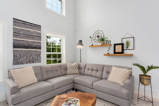 Building Photo - 319 NW A St