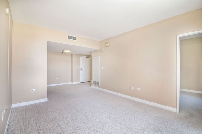 Building Photo - 425 W Beech St
