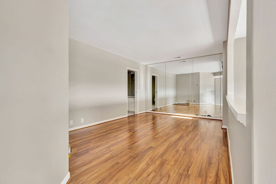 Building Photo - 558 Davenport Ave