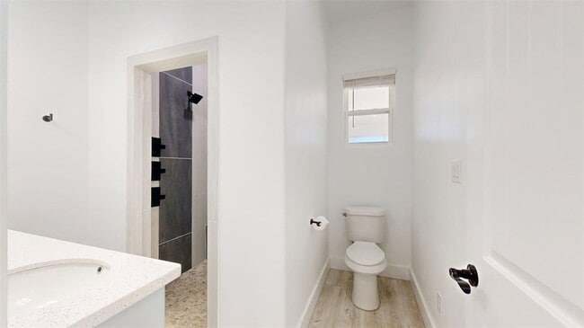 Building Photo - 4867 N Oakland Ln