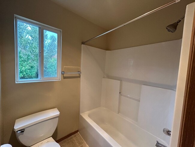 Building Photo - Beautiful 4 bd 2.5 bath w/ 2-car Garage Ho...