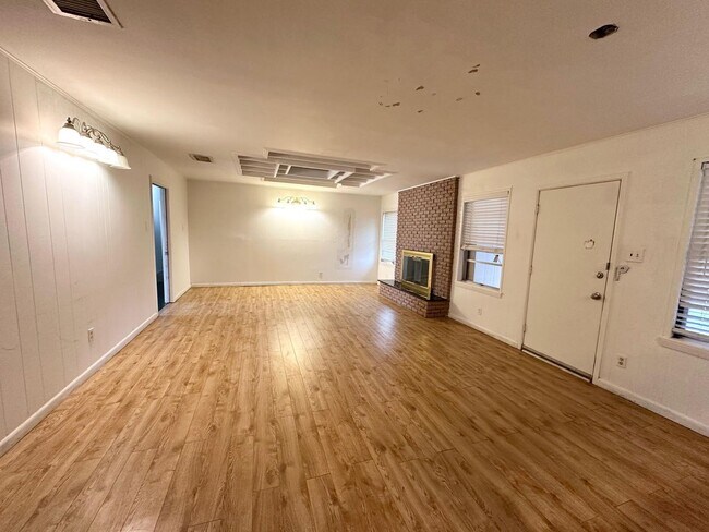 Building Photo - 3 Bedroom 2 Bathroom Ready to Rent