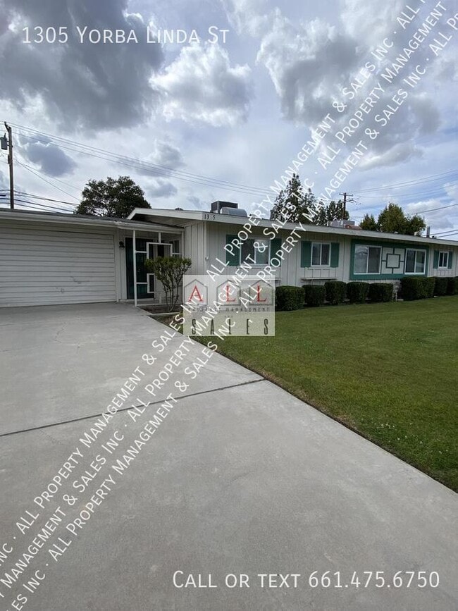 Building Photo - 1305 Yorba Linda St