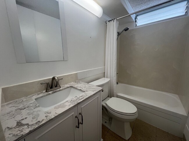 Building Photo - 1521-BK