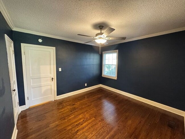 Building Photo - Medical District Location, Fenced Yard, an...