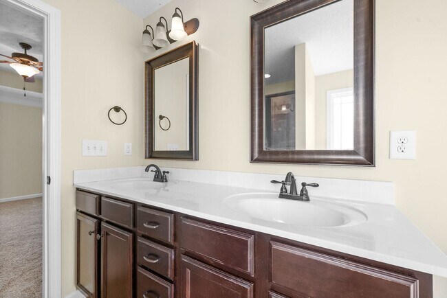 Building Photo - Pet Friendly Four Bedroom with Bonus!
