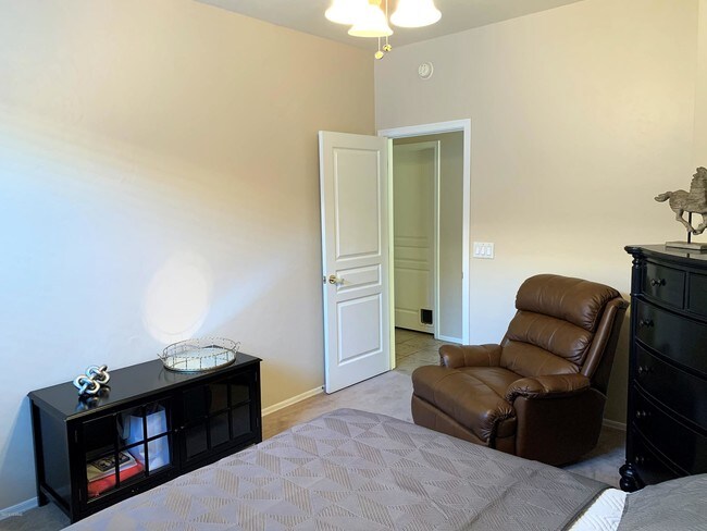 Building Photo - 4365 N Sunset Cliff Dr