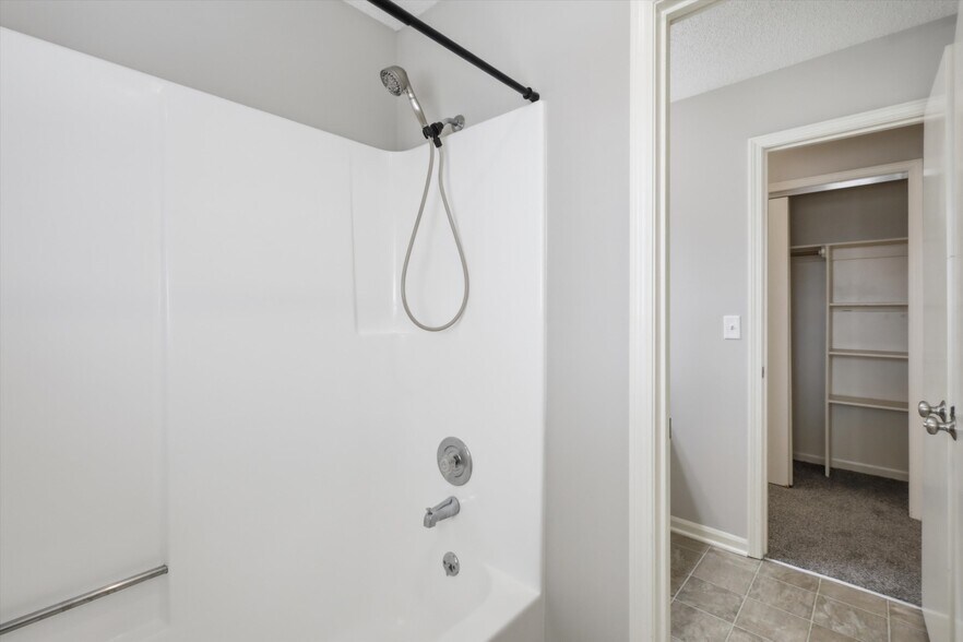 Lower level full bath - 13751 West 62nd Street