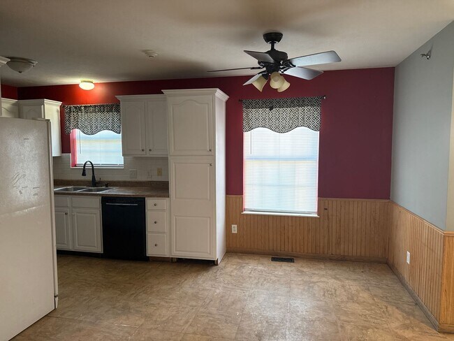 Building Photo - Beautiful 6 BR/4BA home with fenced in yar...