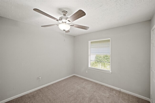 Building Photo - 5822 Glenhurst Dr