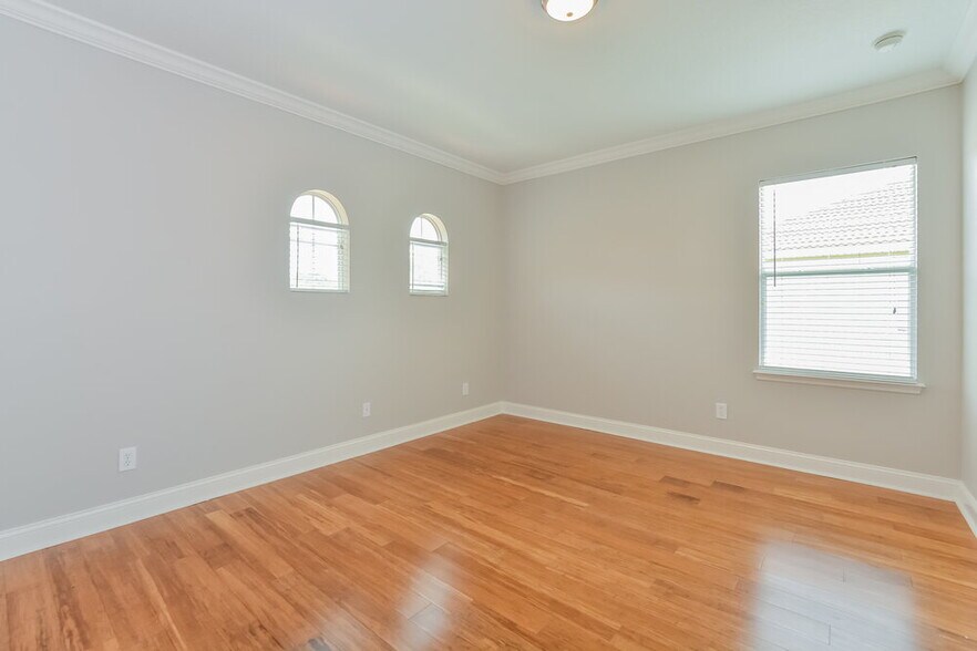 Building Photo - 1936 Durrand Ave