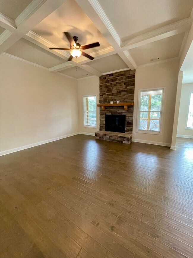 Building Photo - Gorgeous 5 bedroom 3.5 bath home in desira...