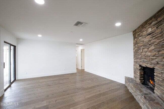 Building Photo - 6019 E Windsor Ave