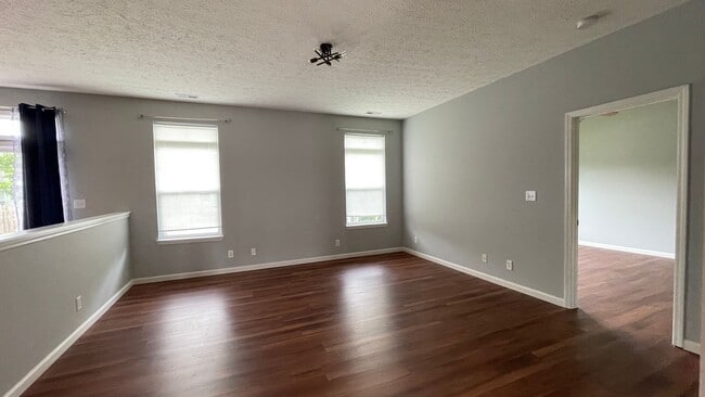 Building Photo - LEXINGTON FARMS...3 Bedroom 2 Bath