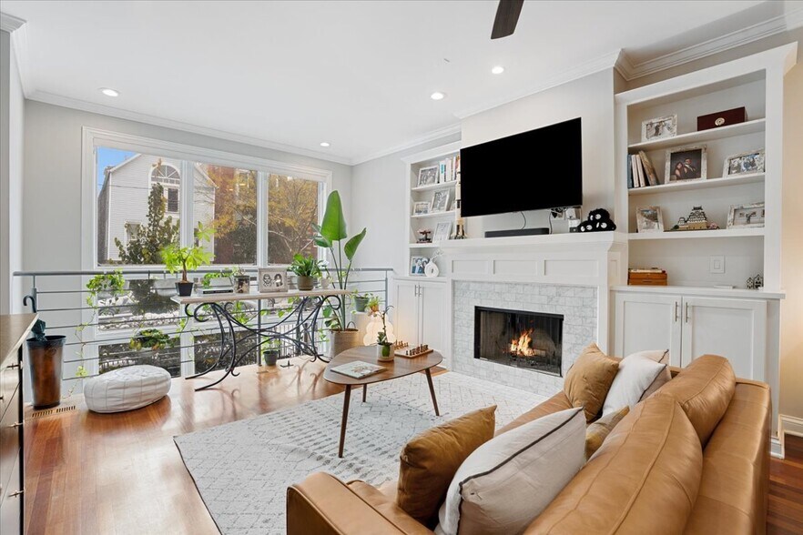 Building Photo - 1018 N Hermitage Ave