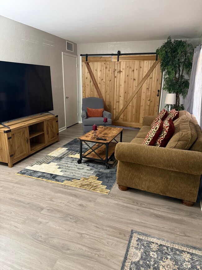 Building Photo - 104 E Pearl St