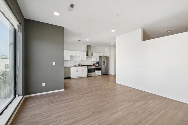 Building Photo - 806 Olympic St