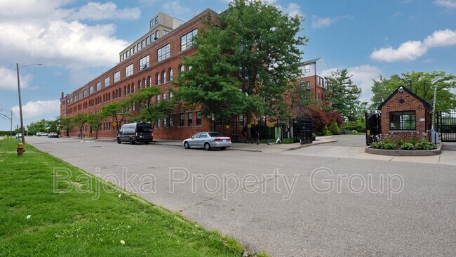 Building Photo - 6533 E Jefferson Ave