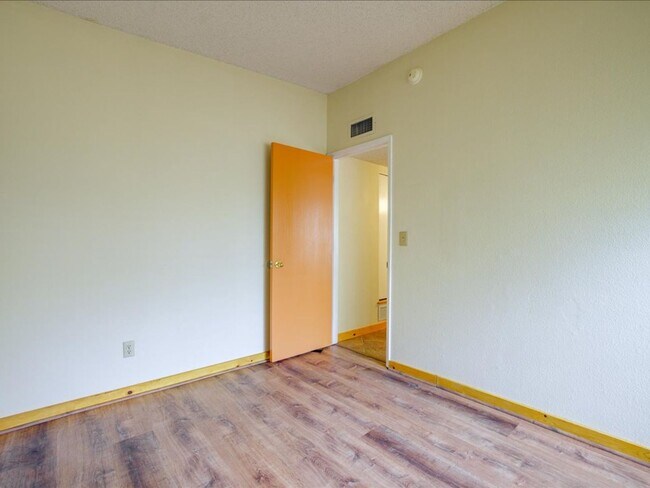 Building Photo - Charming 4-Bedroom Home with Spacious Living & Private Backyard!