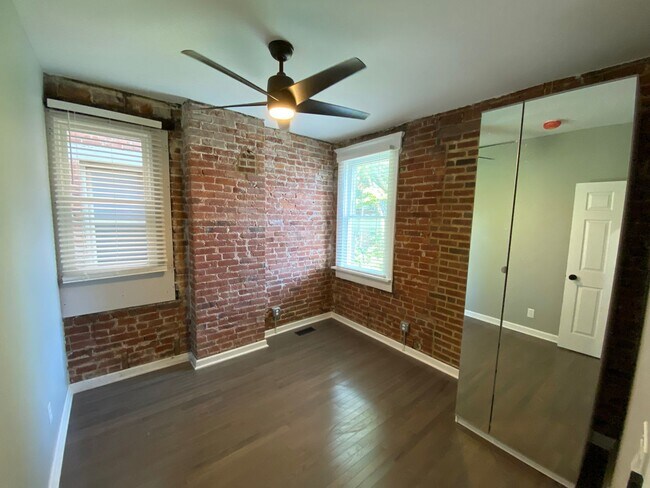 Building Photo - E 11th Ave 162-164 MLR