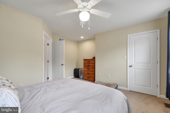 Building Photo - 121 High Pointe Dr