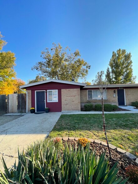 Front Door Image 1 - 903 W Linden St