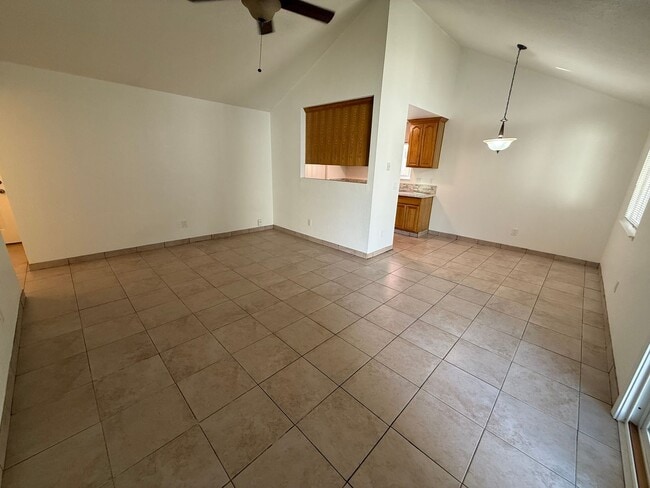 Building Photo - Updated single story located in Modesto!