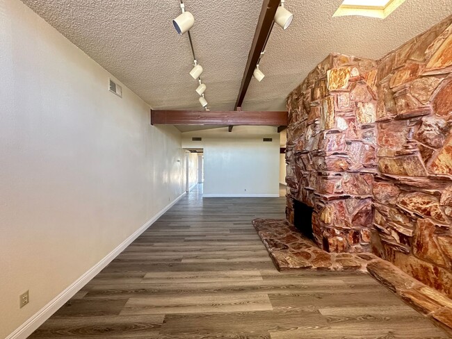 Building Photo - Washington & Jones