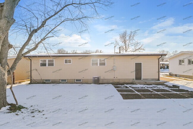 Building Photo - 695 Starlet Dr