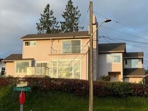 Building Photo - Lake Front House Seward Park