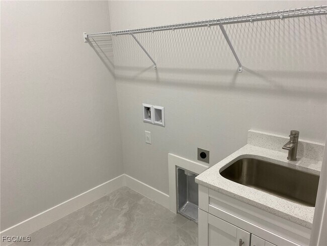 Building Photo - 702 NW 2nd Ln