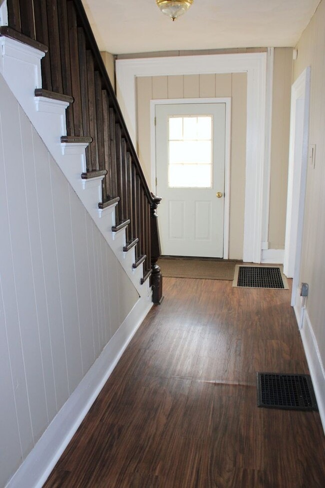 Building Photo - HOUSE, $1600/month plus utilities; TWO Bath!