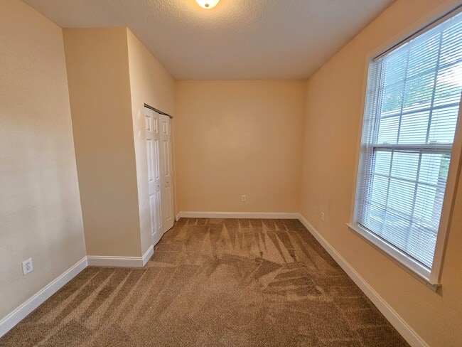 Building Photo - 20 Roselite Cir