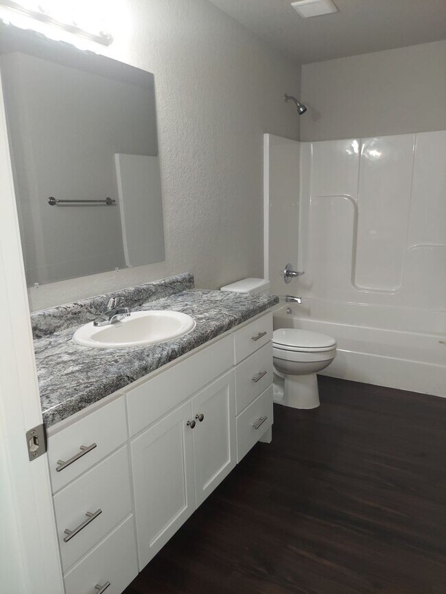 Building Photo - Beautiful 3 Bedroom Townhome in Alma!! *Move in Special*