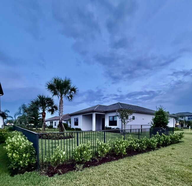Building Photo - 837 SE Courances Dr