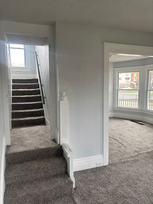 Building Photo - Charming 7-Bedroom Property in Prime Location