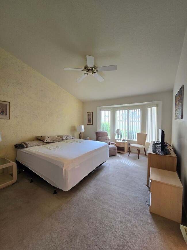 Building Photo - Fully Furnished single story 2 bed 2 bath ...