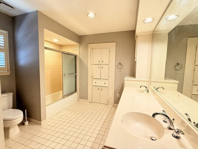 Building Photo - 2906 Deer Creek Dr