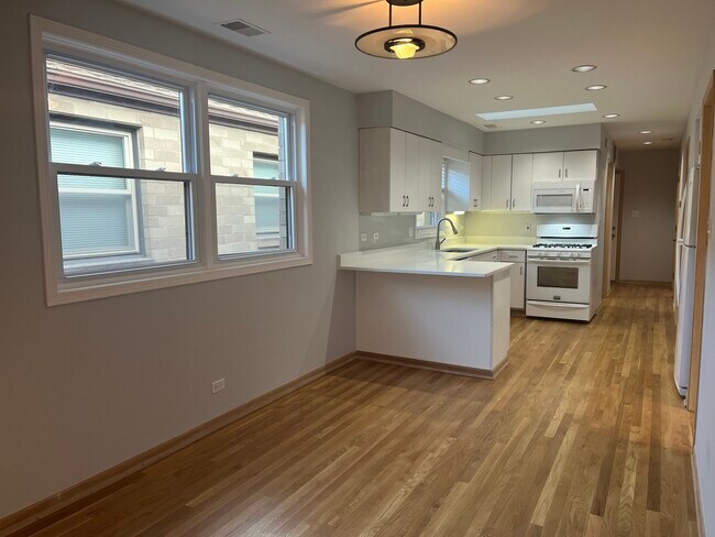 Building Photo - 449 W 37th St