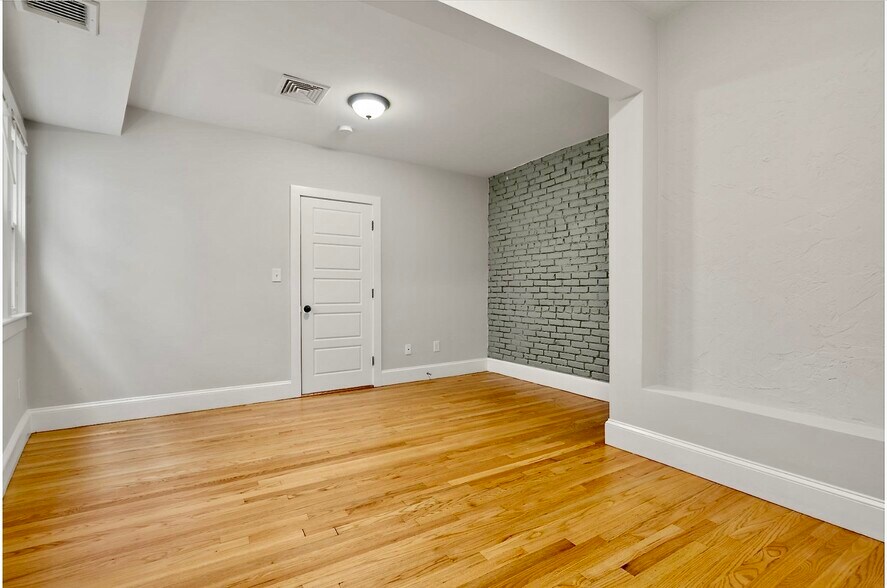 Building Photo - 129 Sutherland Rd