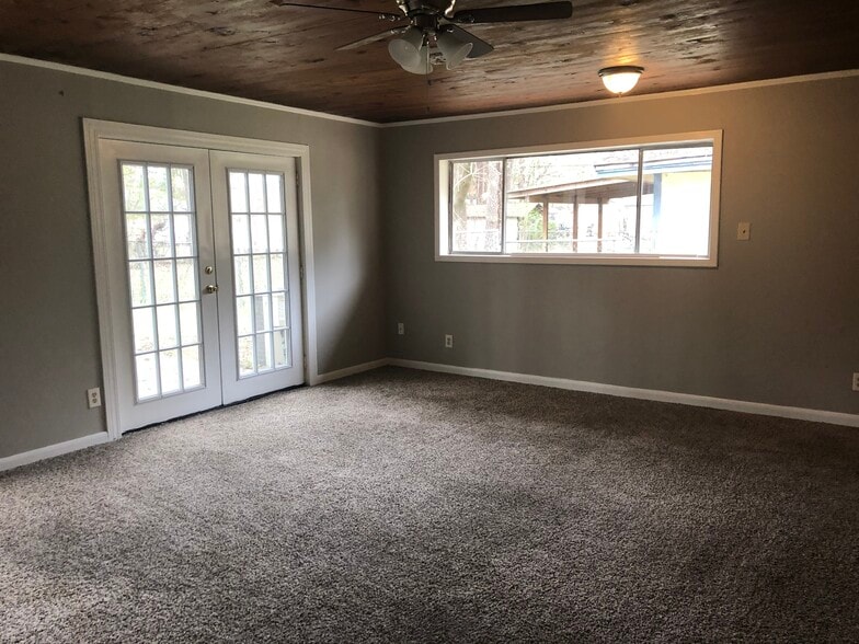 Living room - 421 Wilmuth St