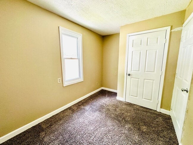Building Photo - Updated FOUR bedroom home in South Louisville
