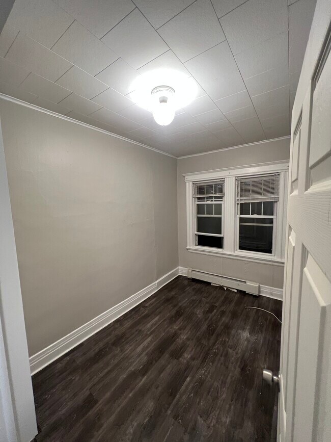 Building Photo - 214 Maple St