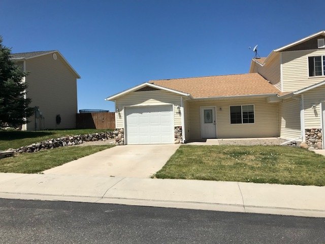 Building Photo - 3 Bedroom townhome