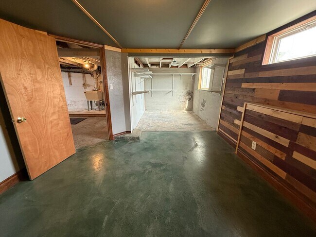 Building Photo - Now renting 3 bedroom House