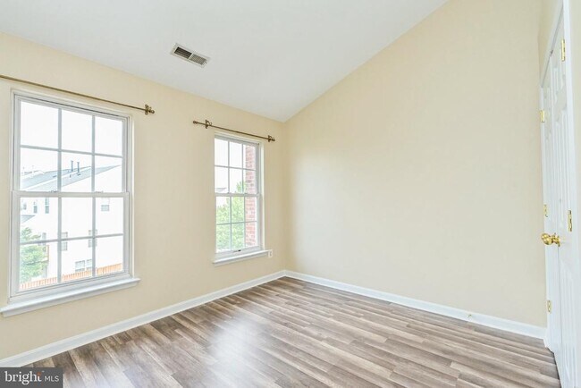Building Photo - 18541 Sierra Springs Square