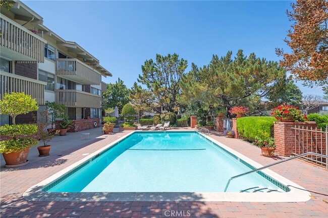 Building Photo - 6542 Ocean Crest Dr