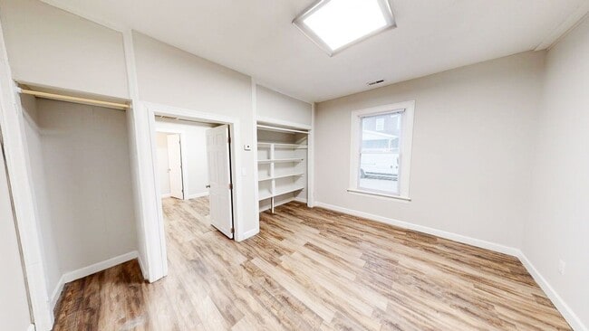 Building Photo - 2 BEDROOMS, 2 FULL BATHROOMS + 1 FREE Off-Street parking spot SPACIOUS single family house availa...