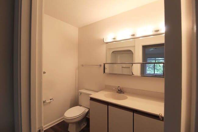 Building Photo - Madison Manor Condo for Rent with 3 Bedrooms and 2 Baths.  Great Location!