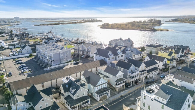 Building Photo - 6 Center St